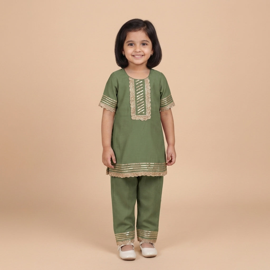 Afiya x Tyohaar | Hunter Green Solid Viscose Straight Kurta & Pant Set