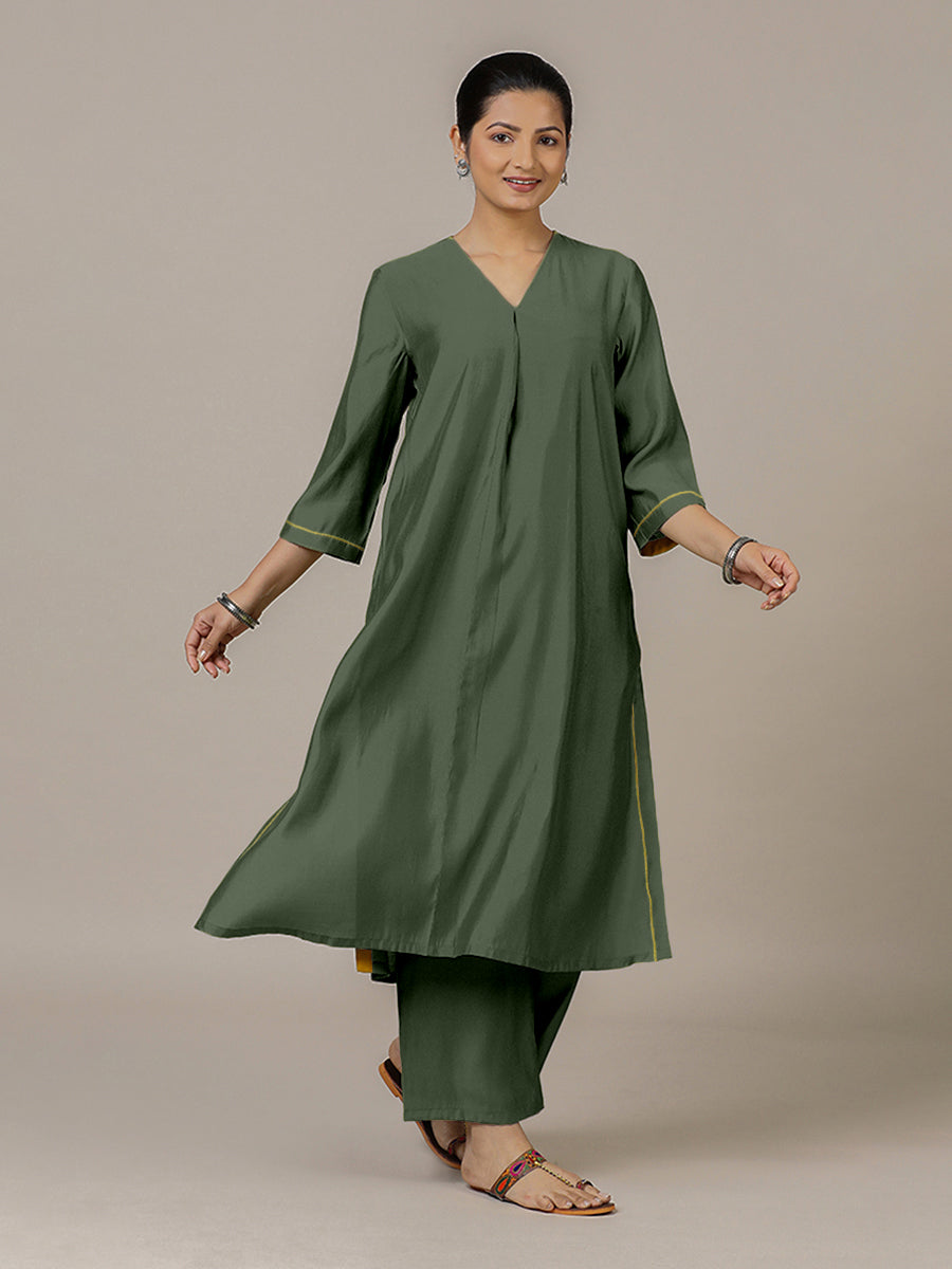 Alisha x Rozaana Kurta, in Green Viscose, featuring three quarter sleeves and v-neckline, made for daily & work (view 6).
