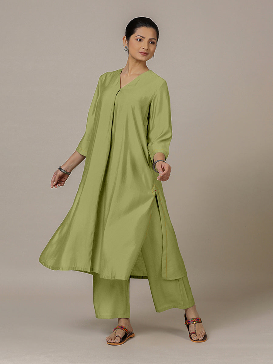 Alisha x Rozaana Kurta, in Green Viscose, featuring three quarter sleeves and v-neckline, made for daily & work (view 5).