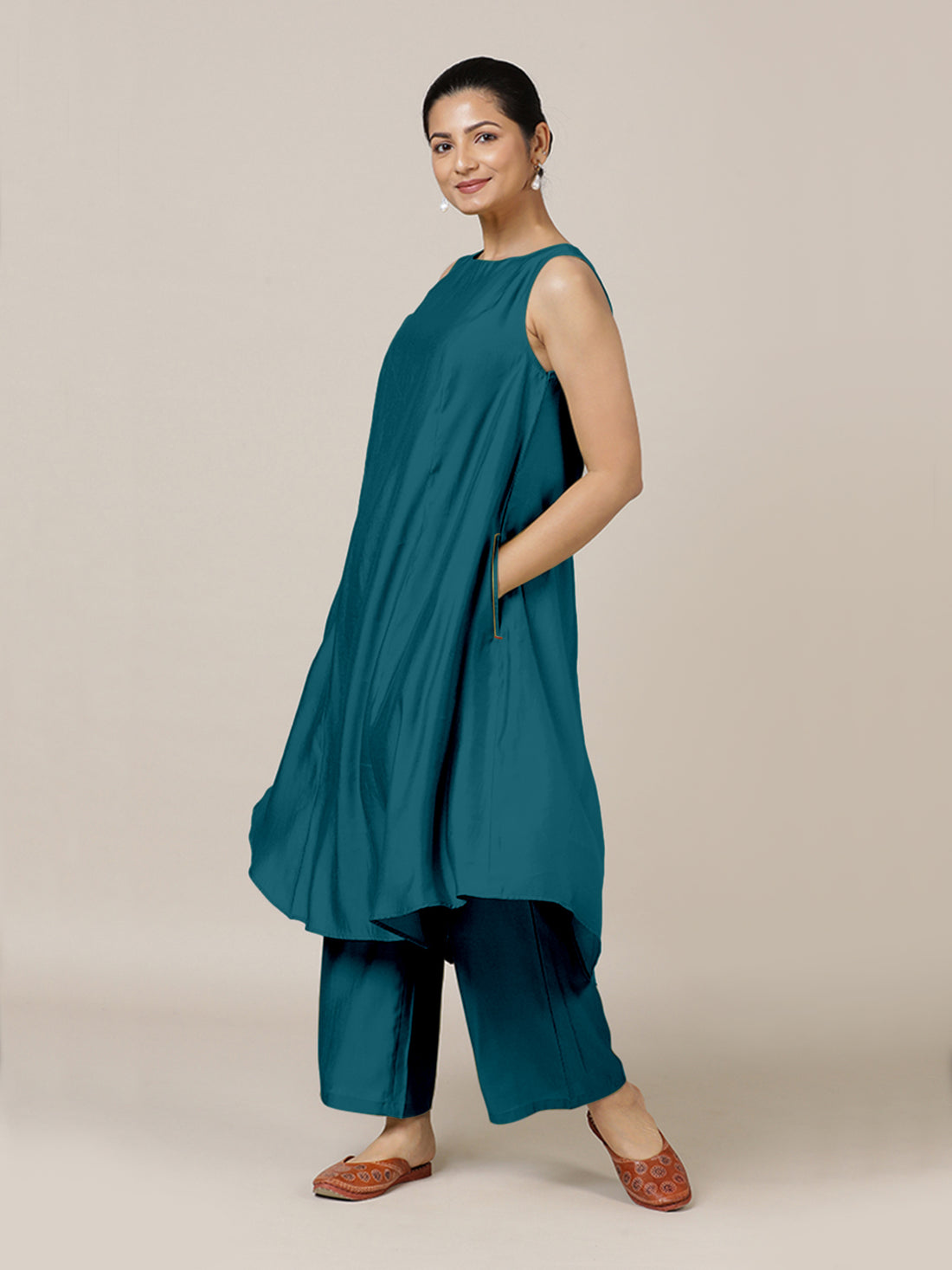 Anoki x Rozaana Kurta, in Green Viscose, featuring sleeveless and boat neckline, made for daily & work (view 4).