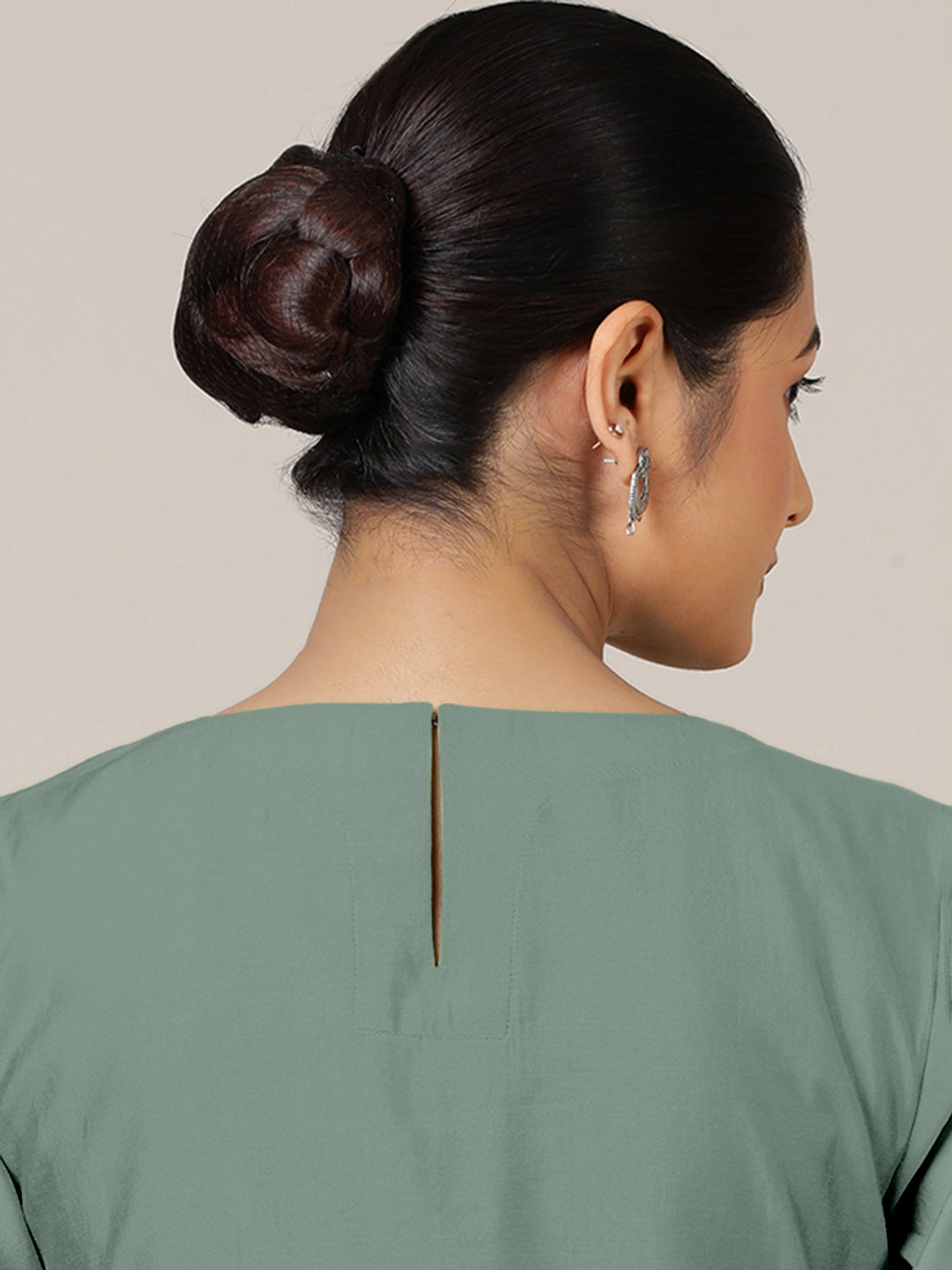 Esha x Rozaana Kurta, in Green Viscose, featuring elbow sleeves and round neck with splitline, made for daily & work (view 5).