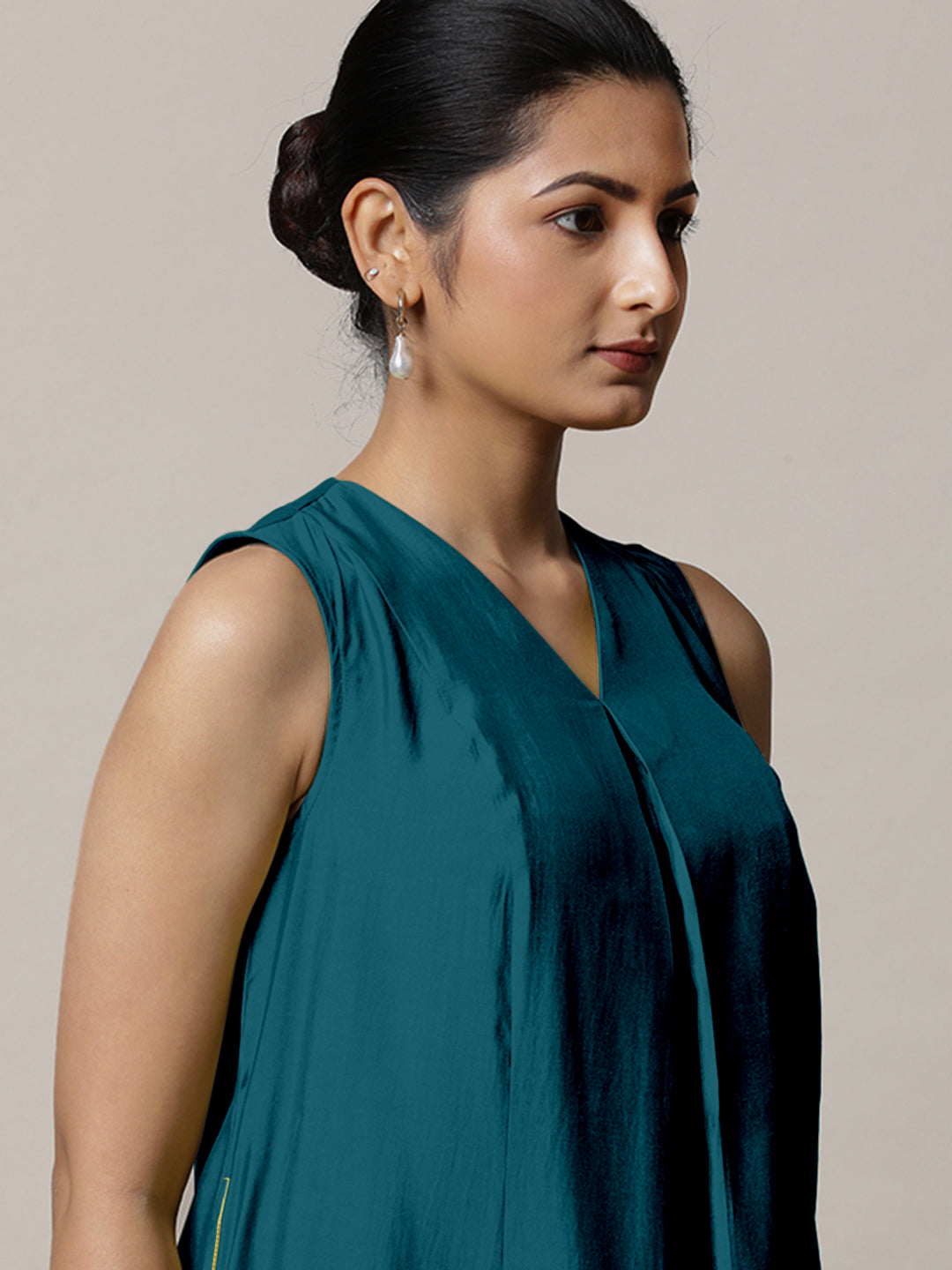 Mirha x Rozaana Kurta, in Green Viscose, featuring sleeveless and v-neckline, made for daily & work (view 4).
