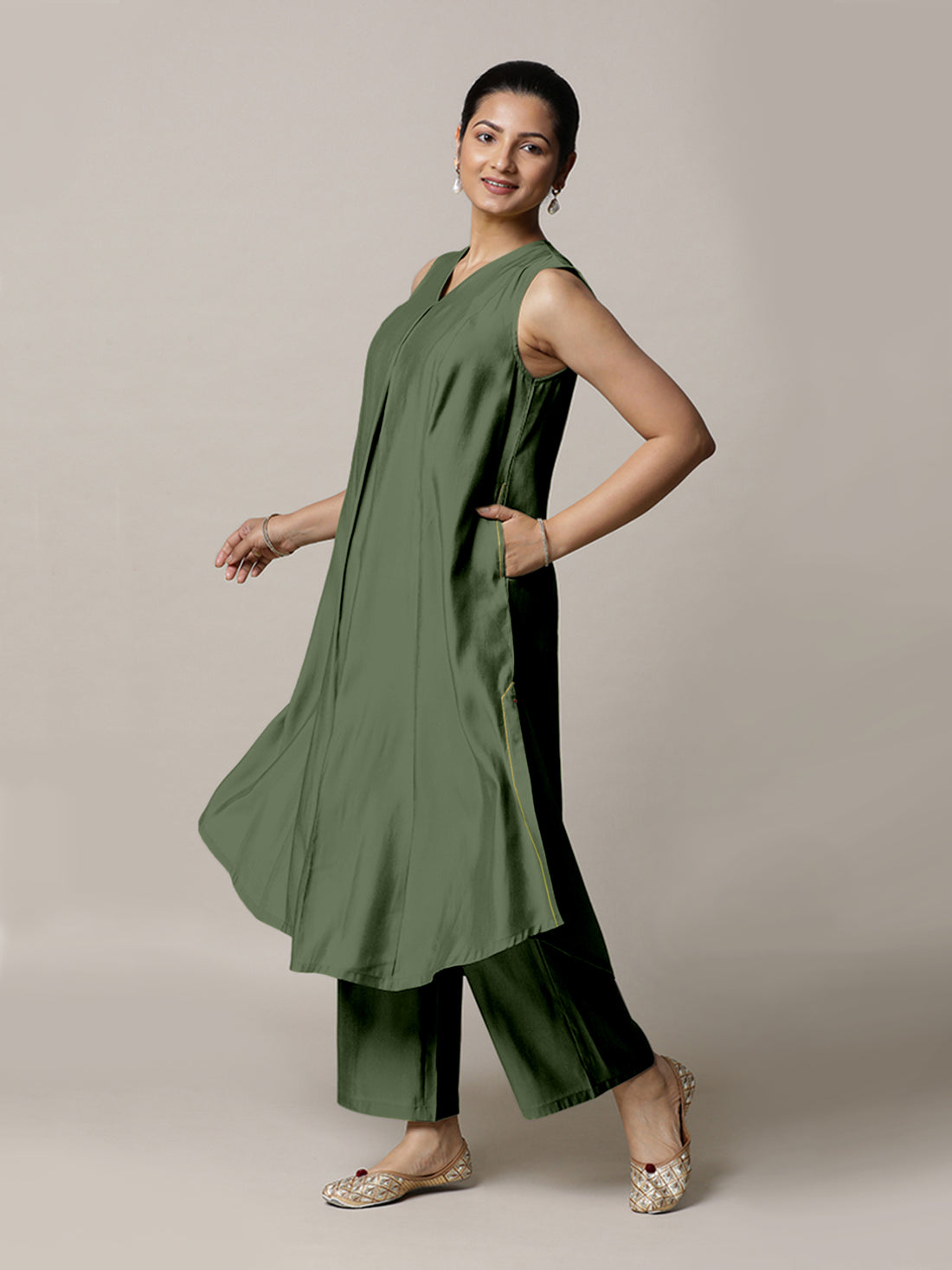 Mirha x Rozaana Kurta, in Green Viscose, featuring sleeveless and v-neckline, made for daily & work (view 6).