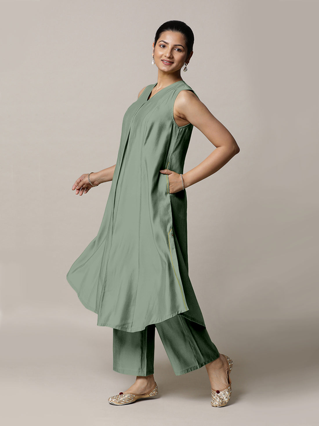 Mirha x Rozaana Kurta, in Green Viscose, featuring sleeveless and v-neckline, made for daily & work (view 6).