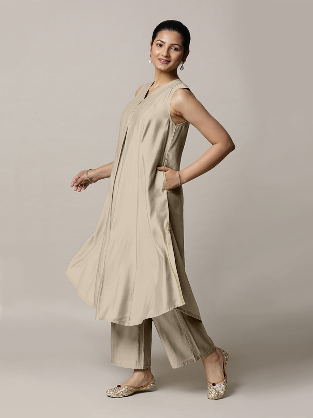 Mirha x Rozaana Kurta, in Grey Viscose, featuring sleeveless and v-neckline, made for daily & work (view 6).