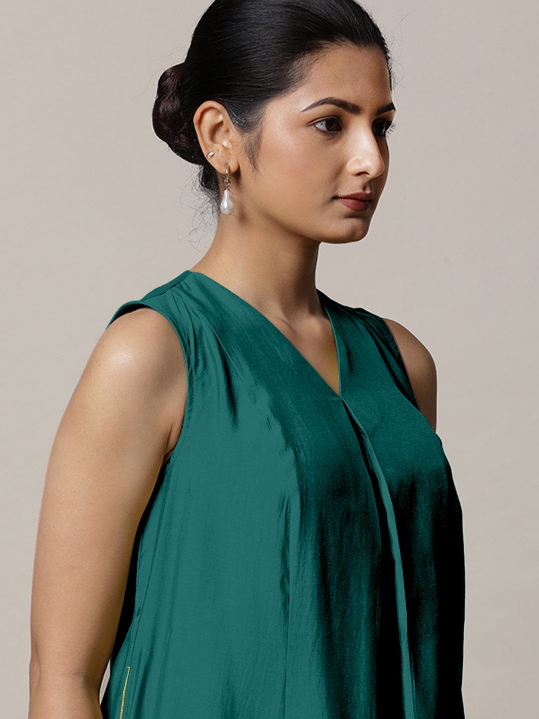 Mirha x Rozaana Kurta, in Green Viscose, featuring sleeveless and v-neckline, made for daily & work (view 4).