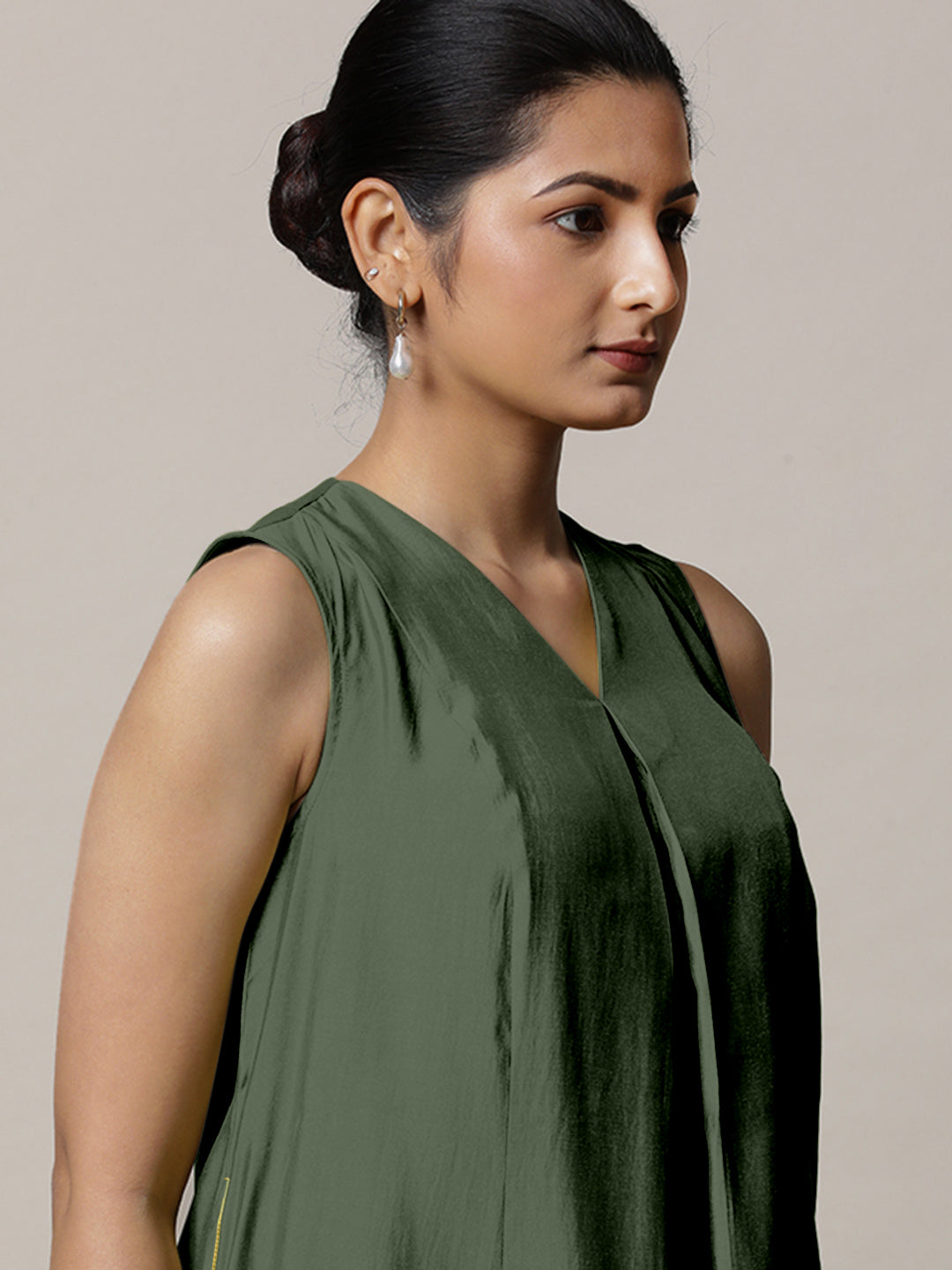 Mirha x Rozaana Kurta, in Green Viscose, featuring sleeveless and v-neckline, made for daily & work (view 4).