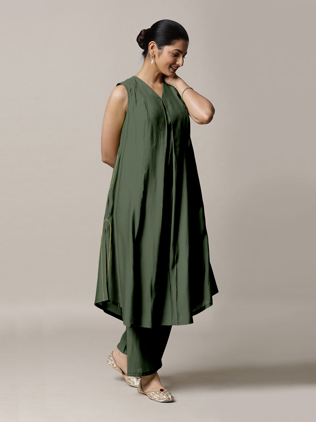 Mirha x Rozaana Kurta, in Green Viscose, featuring sleeveless and v-neckline, made for daily & work (view 7).