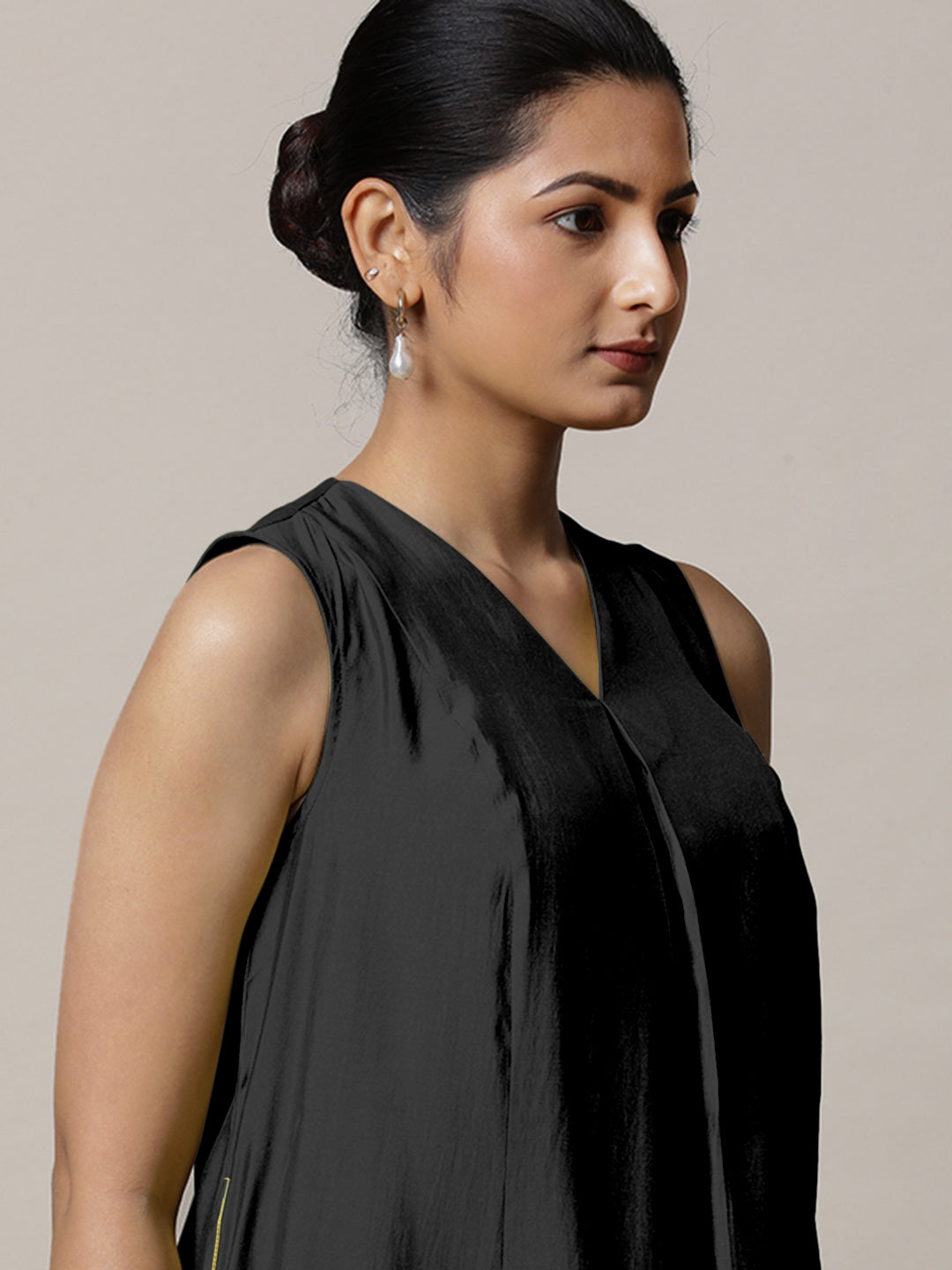 Mirha x Rozaana Kurta, in Black Viscose, featuring sleeveless and v-neckline, made for daily & work (view 4).