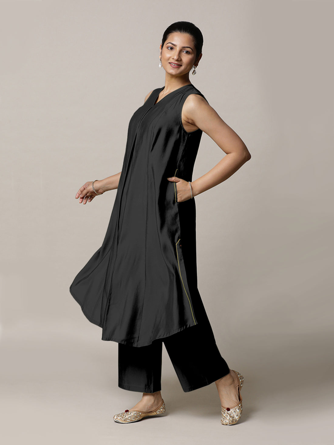 Mirha x Rozaana Kurta, in Black Viscose, featuring sleeveless and v-neckline, made for daily & work (view 6).