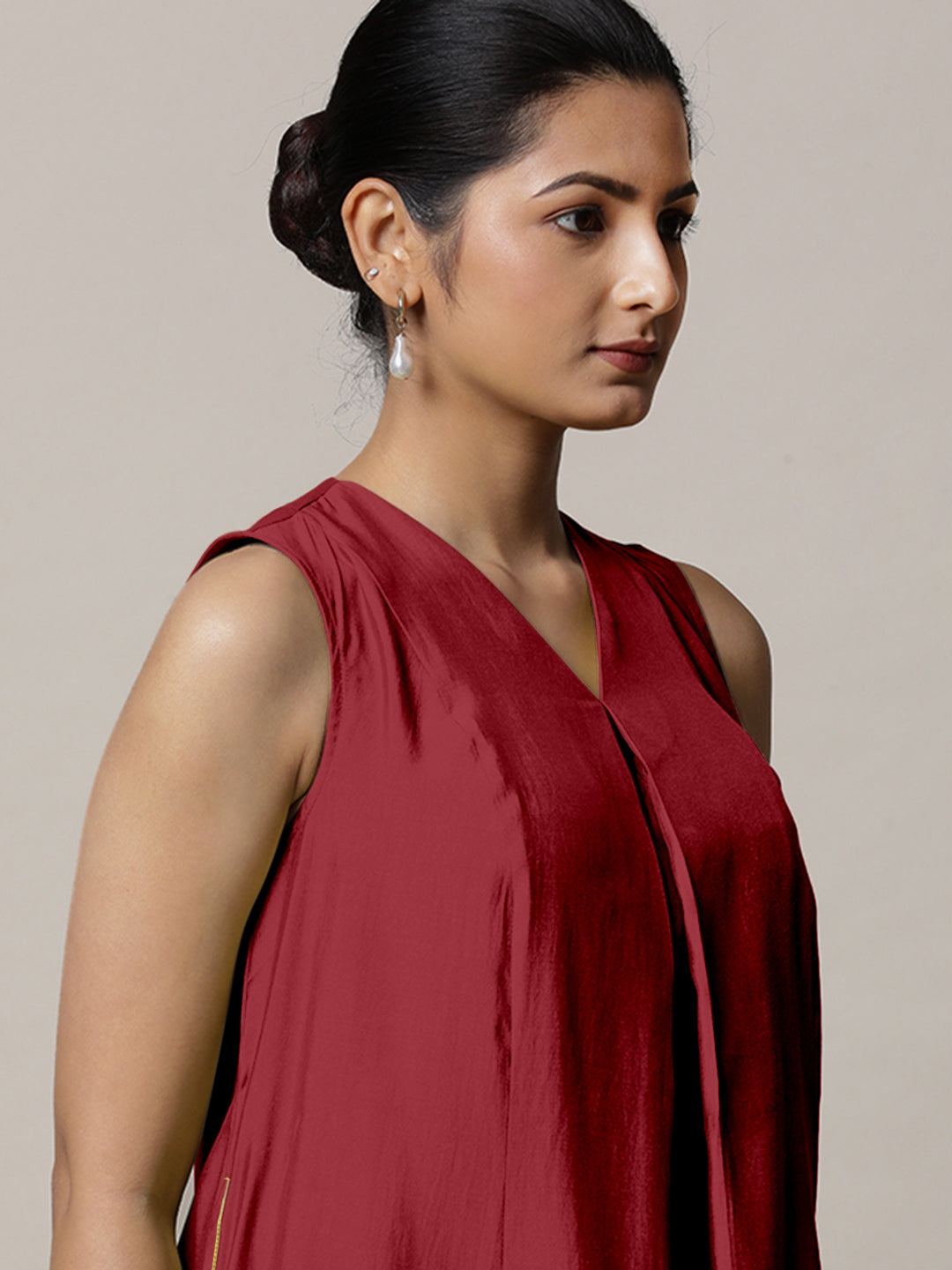 Mirha x Rozaana Kurta, in Red Viscose, featuring sleeveless and v-neckline, made for daily & work (view 4).