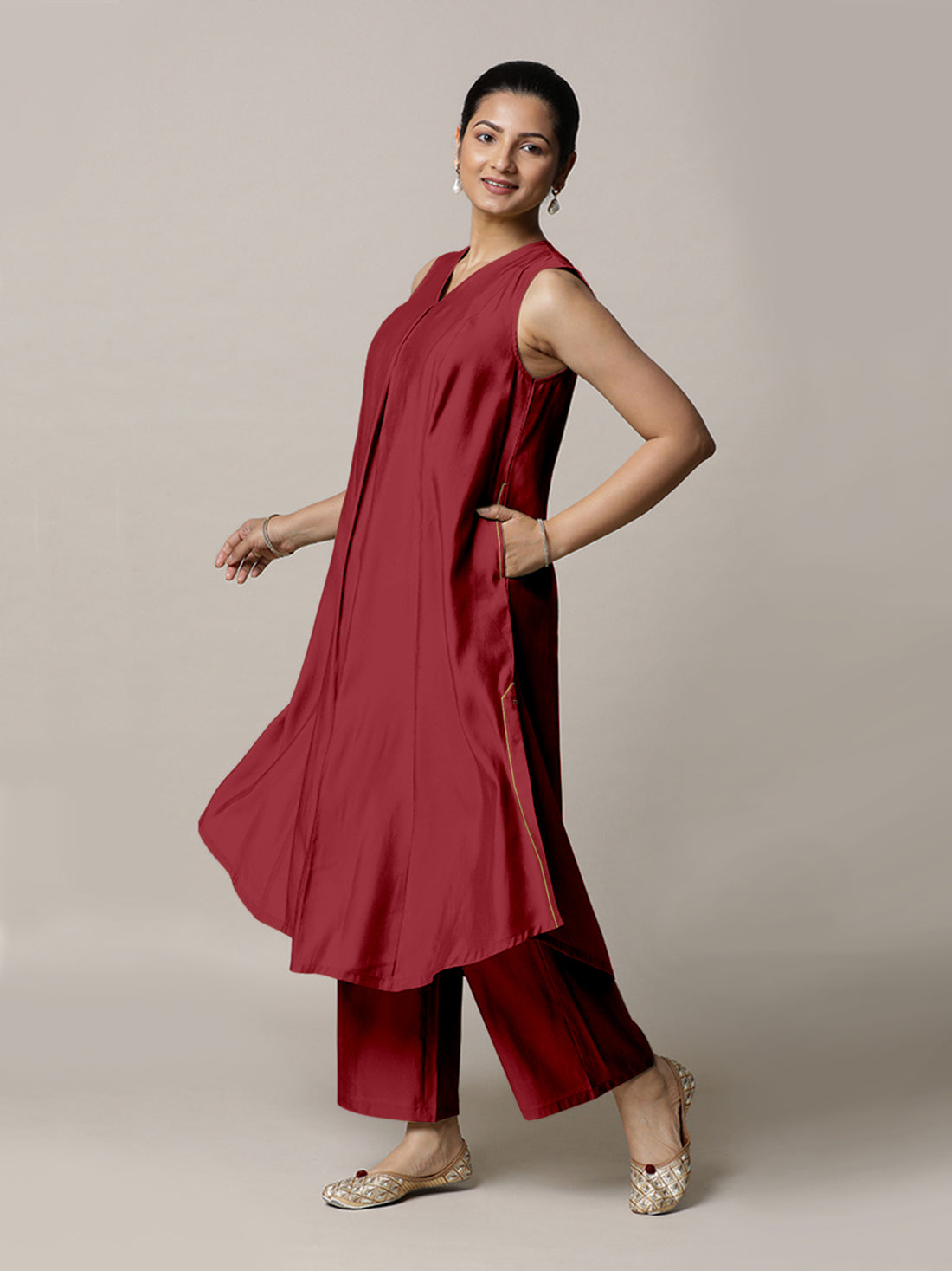 Mirha x Rozaana Kurta, in Red Viscose, featuring sleeveless and v-neckline, made for daily & work (view 6).