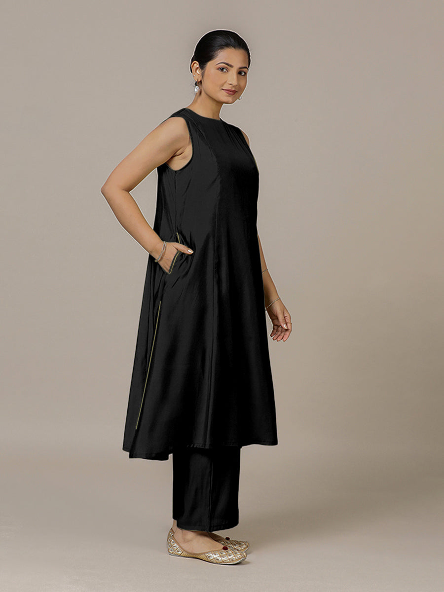 Sameera x Rozaana Kurta, in Black Viscose, featuring sleeveless and jewel neckline, made for daily & work.