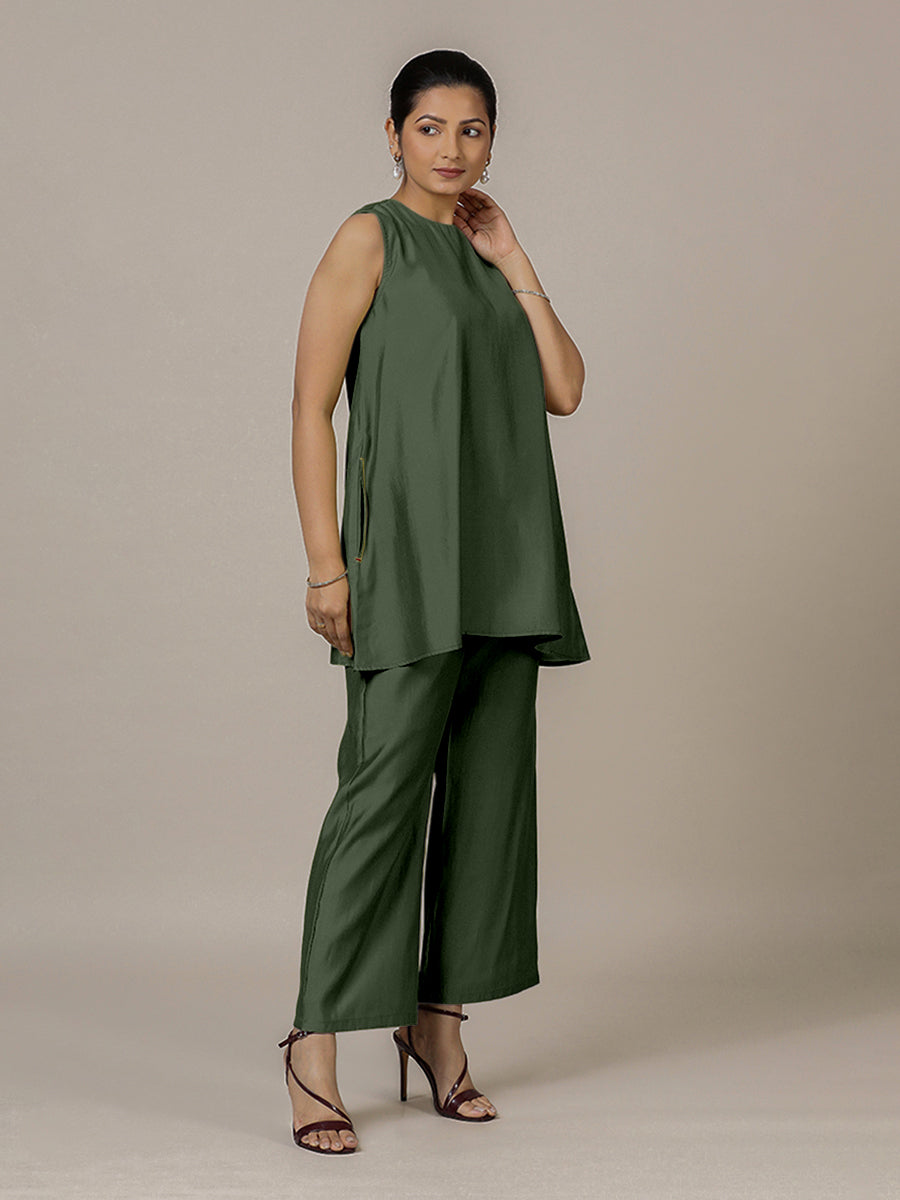 Sana x Rozaana Kurta, in Green Viscose, featuring sleeveless and jewel neckline, made for daily & work.