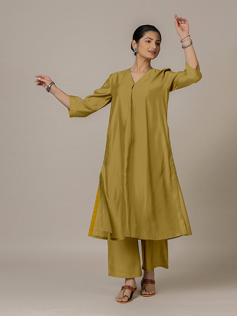 Alisha x Rozaana Kurta, in Yellow Viscose, featuring three quarter sleeves and v-neckline, made for daily & work.