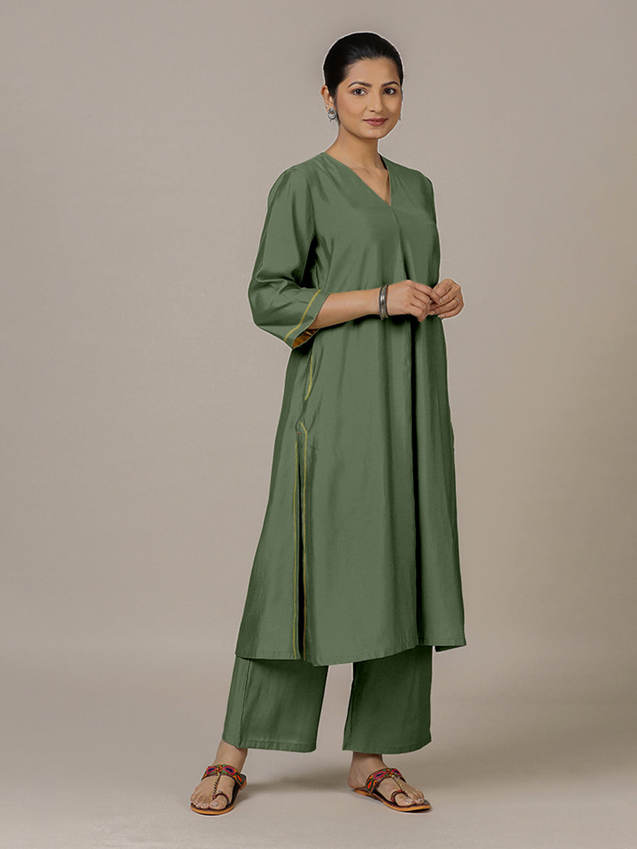 Alisha x Rozaana Kurta, in Green Viscose, featuring three quarter sleeves and v-neckline, made for daily & work.