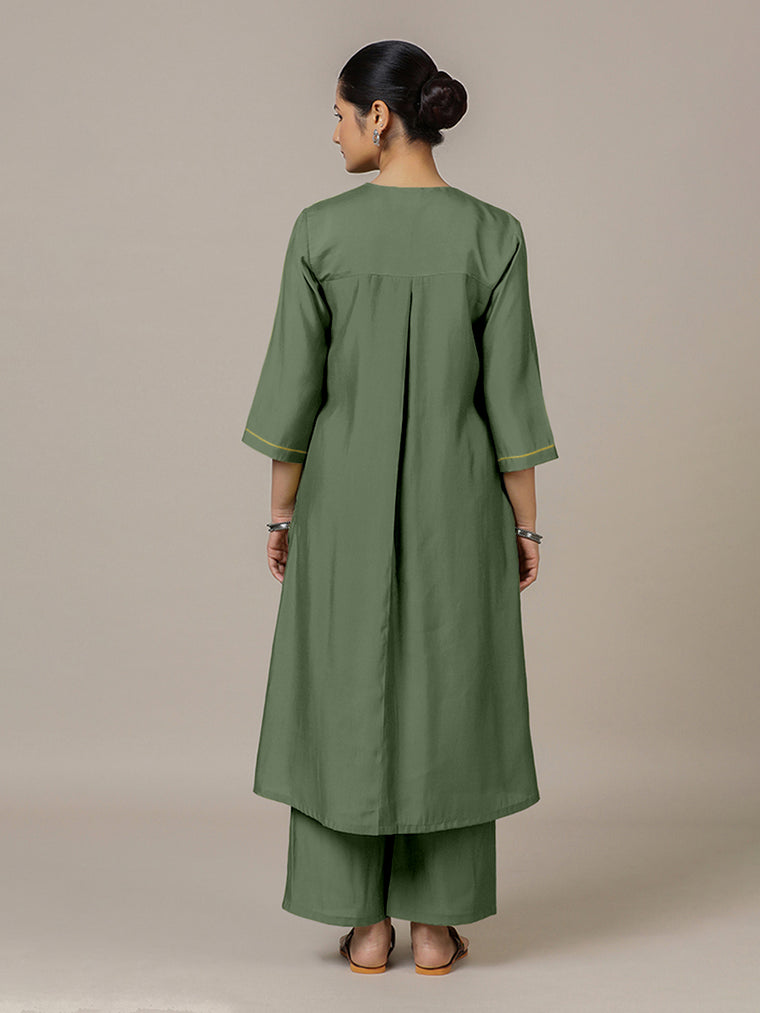 Alisha x Rozaana Kurta, in Green Viscose, featuring three quarter sleeves and v-neckline, made for daily & work (view 2).