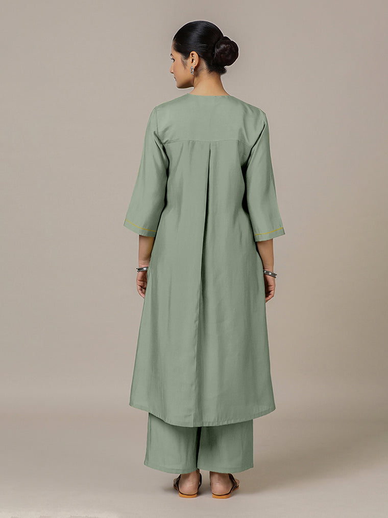 Alisha x Rozaana Kurta, in Green Viscose, featuring three quarter sleeves and v-neckline, made for daily & work (view 2).