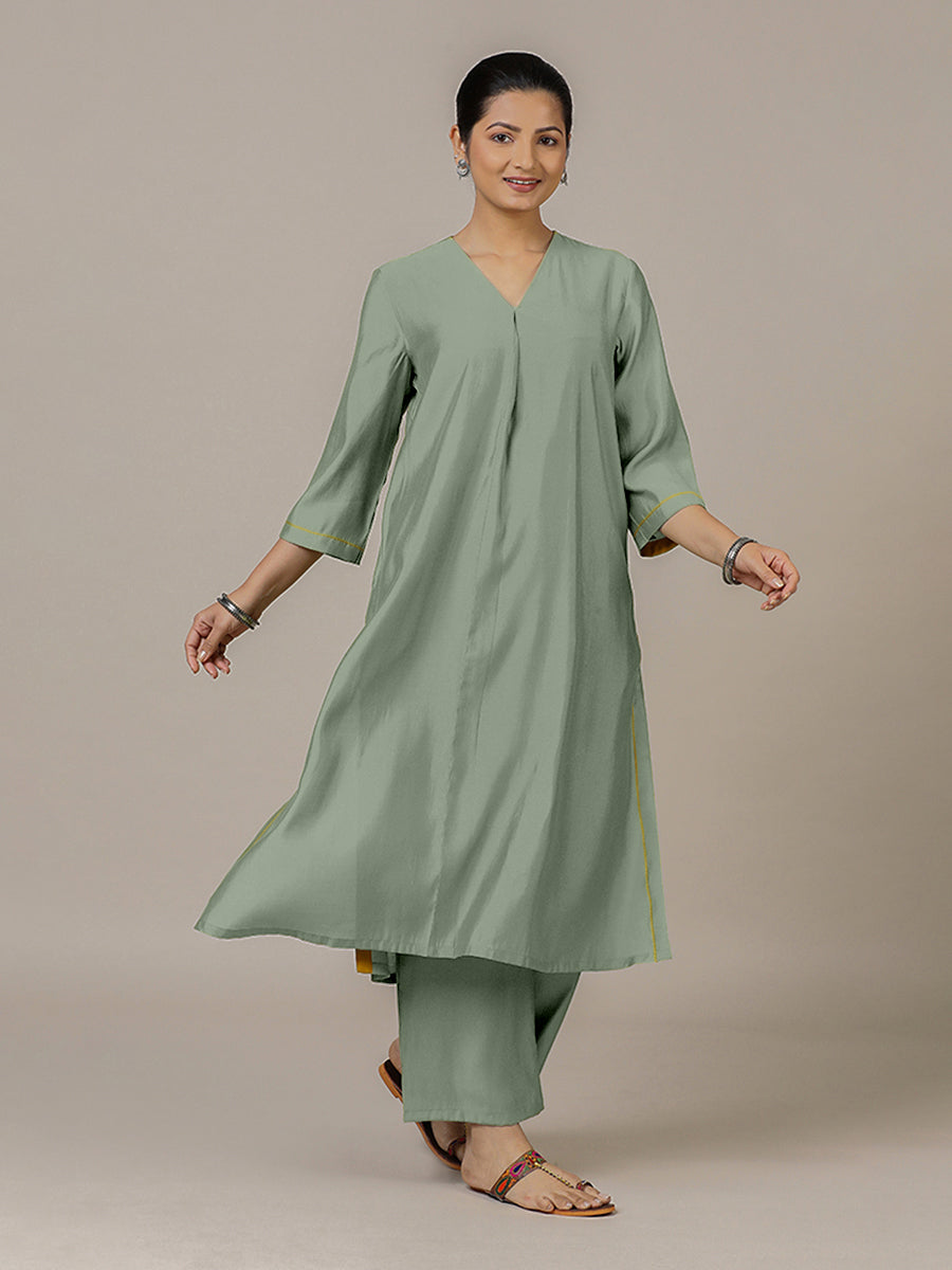 Alisha x Rozaana Kurta, in Green Viscose, featuring three quarter sleeves and v-neckline, made for daily & work (view 8).