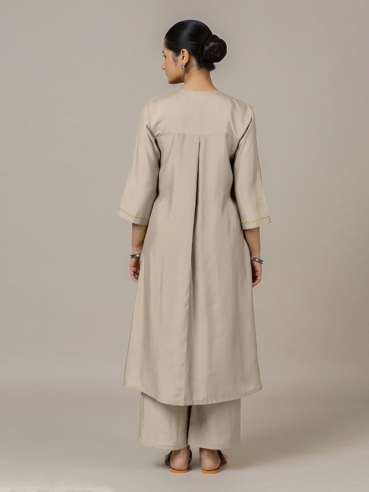 Alisha x Rozaana Kurta, in Grey Viscose, featuring three quarter sleeves and v-neckline, made for daily & work (view 2).