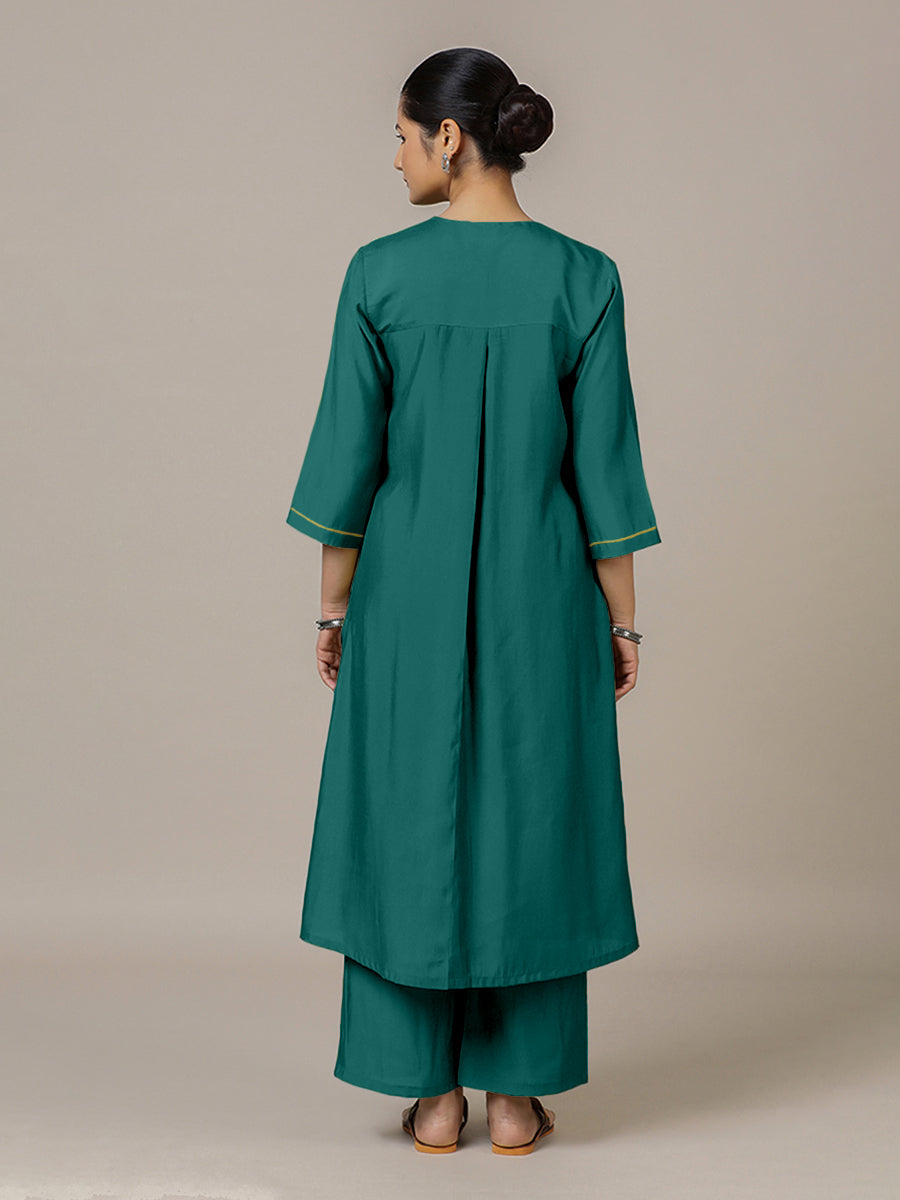 Alisha x Rozaana Kurta, in Green Viscose, featuring three quarter sleeves and v-neckline, made for daily & work (view 2).