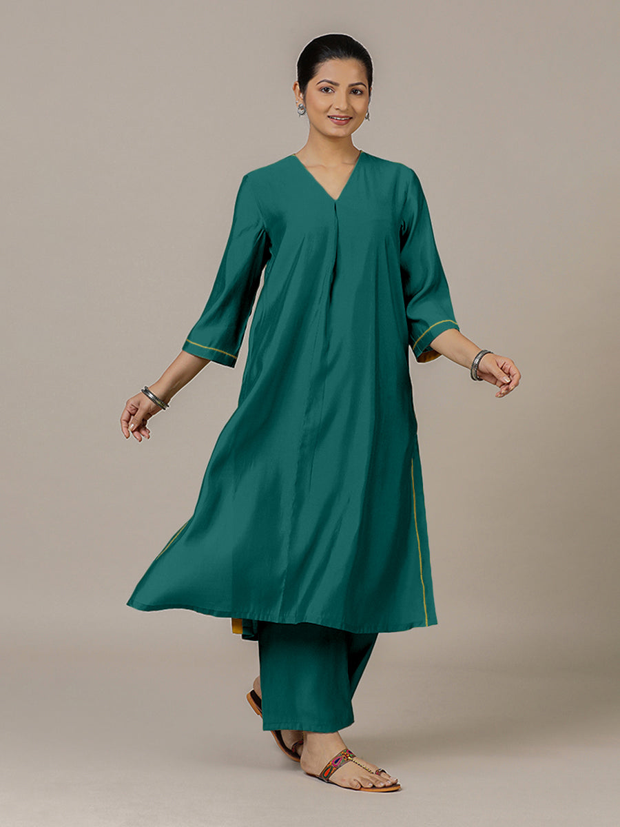 Alisha x Rozaana Kurta, in Green Viscose, featuring three quarter sleeves and v-neckline, made for daily & work (view 7).