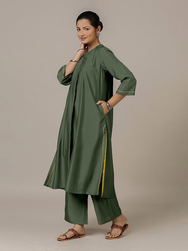 Alisha x Rozaana Kurta, in Green Viscose, featuring three quarter sleeves and v-neckline, made for daily & work.