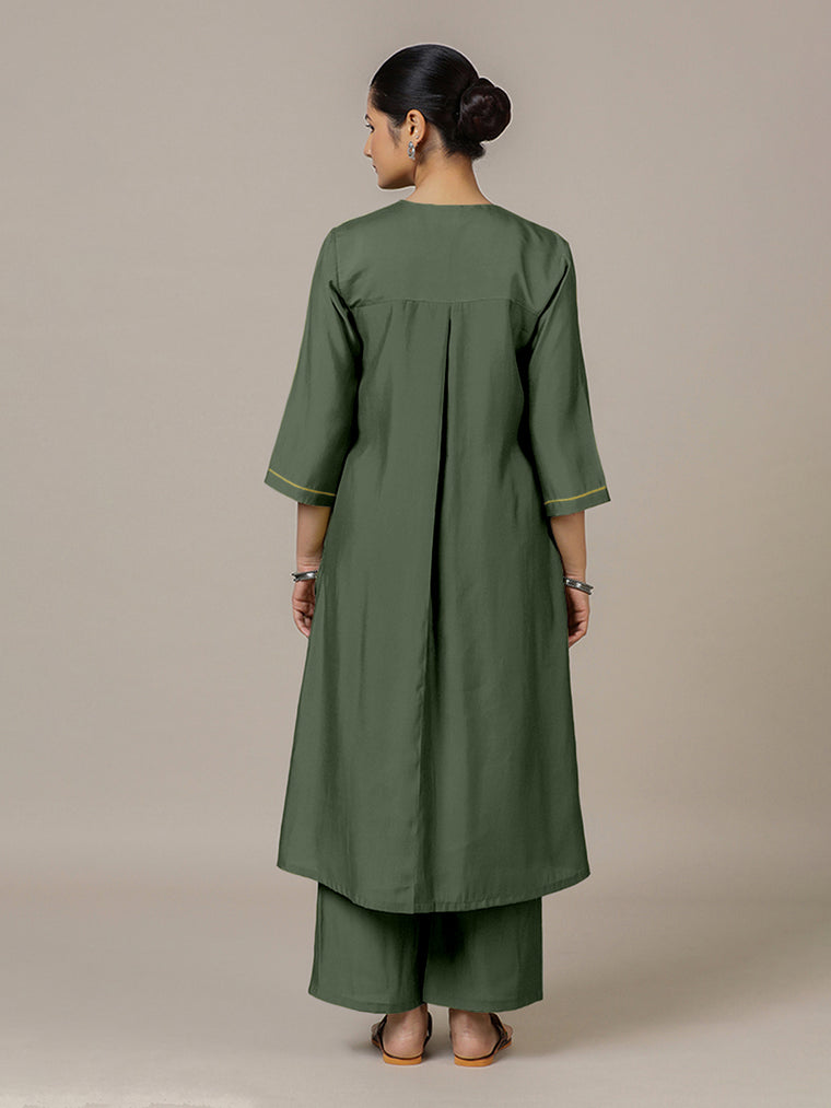 Alisha x Rozaana Kurta, in Green Viscose, featuring three quarter sleeves and v-neckline, made for daily & work (view 2).