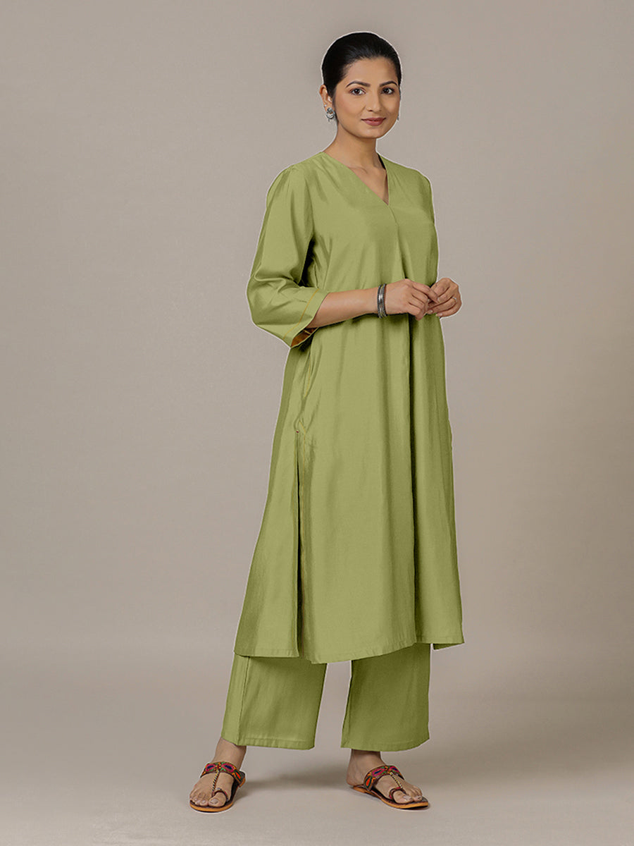 Alisha x Rozaana Kurta, in Green Viscose, featuring three quarter sleeves and v-neckline, made for daily & work (view 7).