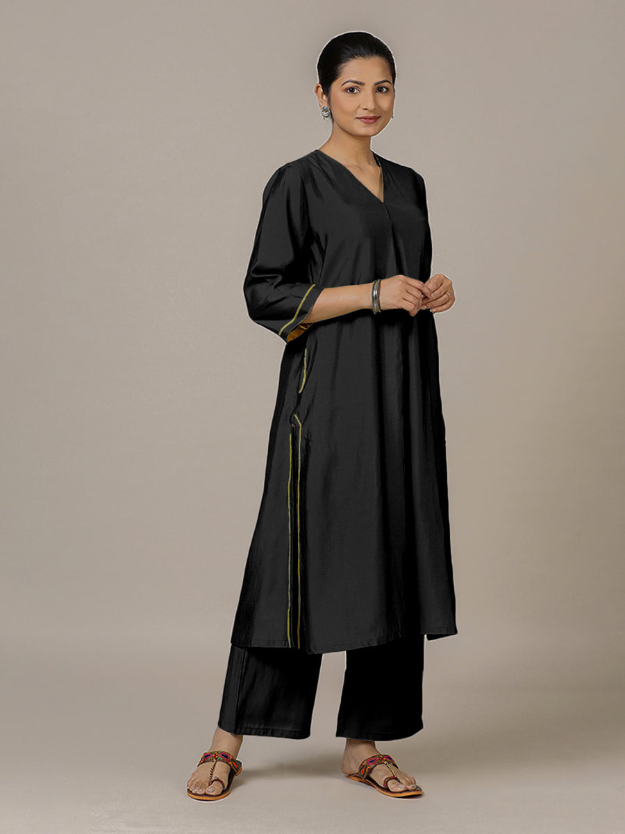 Alisha x Rozaana Kurta, in Black Viscose, featuring three quarter sleeves and v-neckline, made for daily & work (view 7).