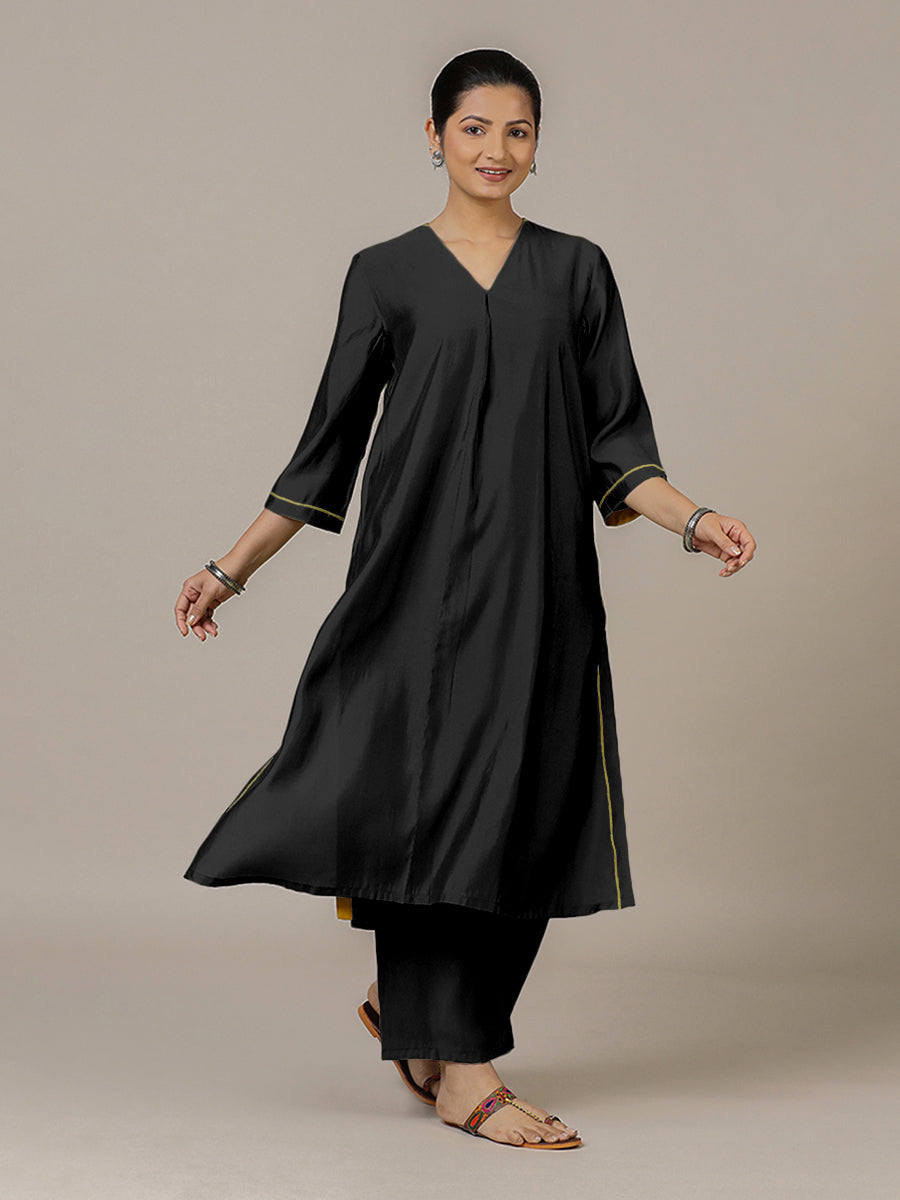 Alisha x Rozaana Kurta, in Black Viscose, featuring three quarter sleeves and v-neckline, made for daily & work (view 8).