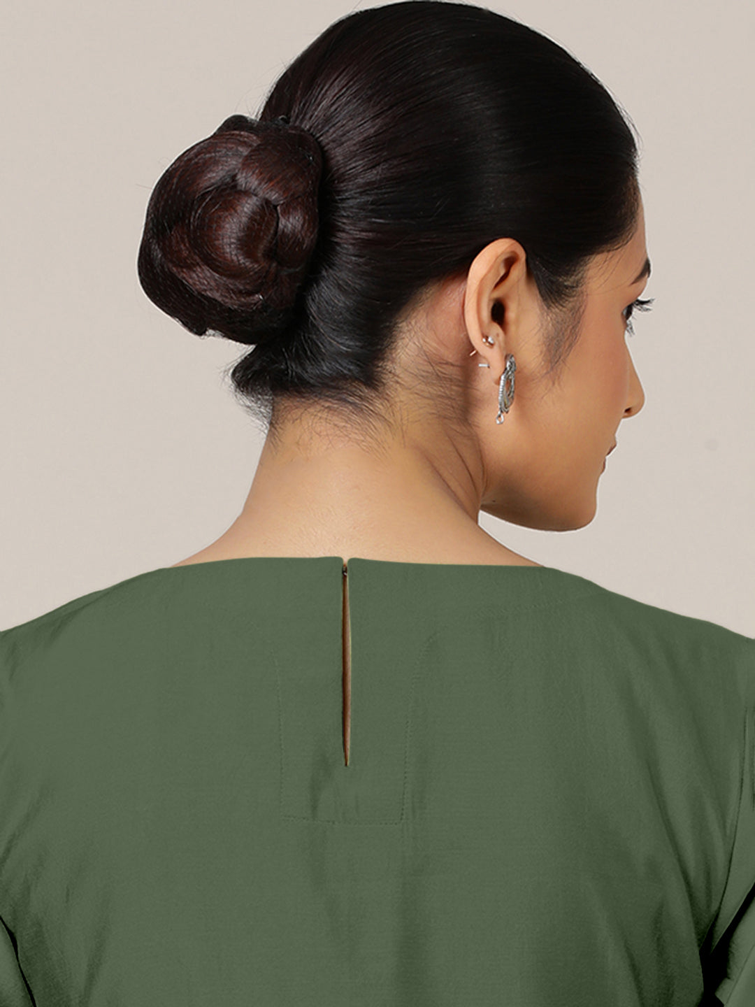 Esha x Rozaana Kurta, in Green Viscose, featuring elbow sleeves and round neck with splitline, made for daily & work (view 5).
