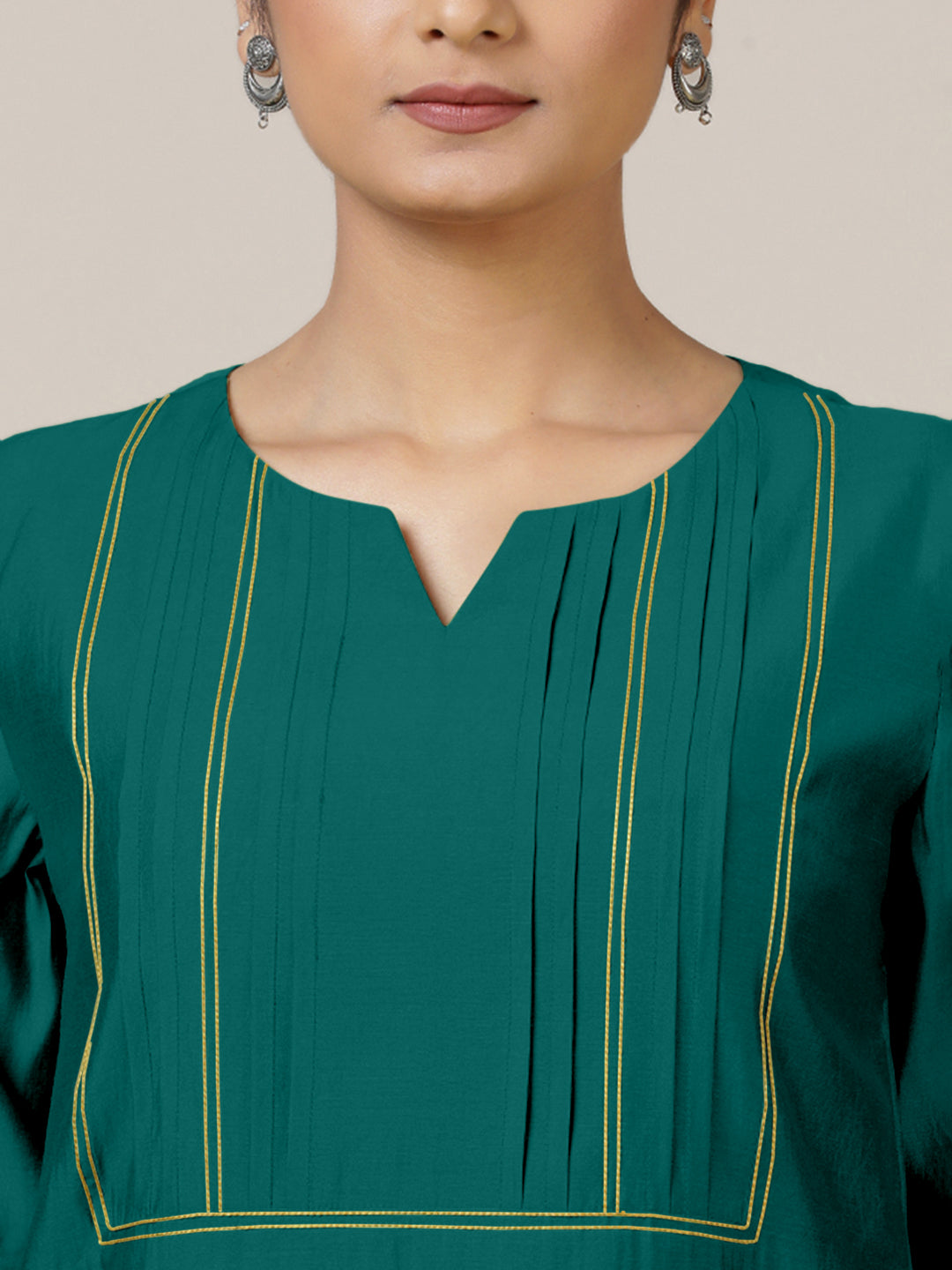 Esha x Rozaana Kurta, in Green Viscose, featuring elbow sleeves and round neck with splitline, made for daily & work (view 4).