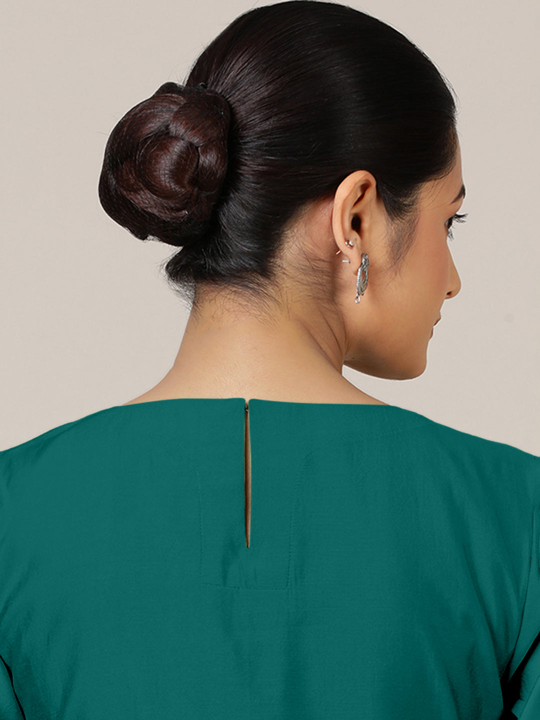 Esha x Rozaana Kurta, in Green Viscose, featuring elbow sleeves and round neck with splitline, made for daily & work (view 5).
