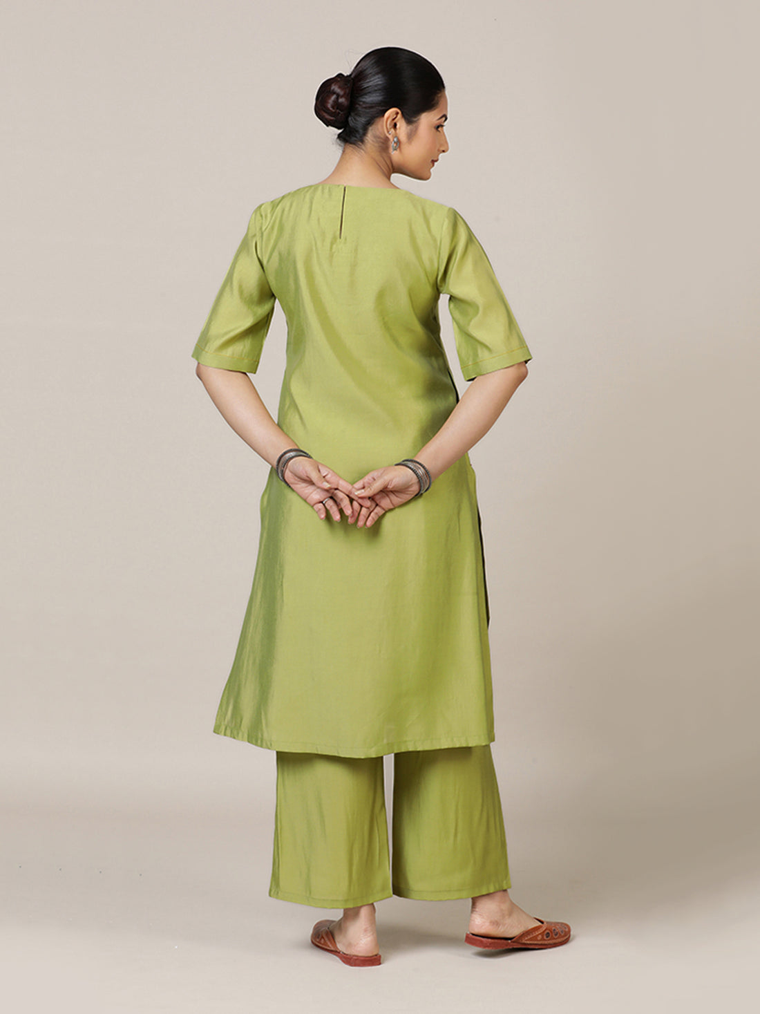 Esha x Rozaana Kurta, in Green Viscose, featuring elbow sleeves and round neck with splitline, made for daily & work (view 2).
