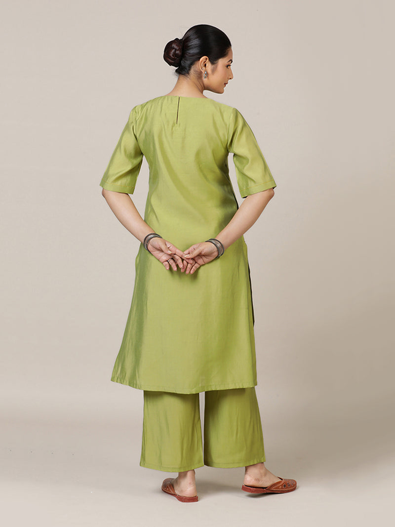 Esha x Rozaana Kurta, in Green Viscose, featuring elbow sleeves and round neck with splitline, made for daily & work (view 2).