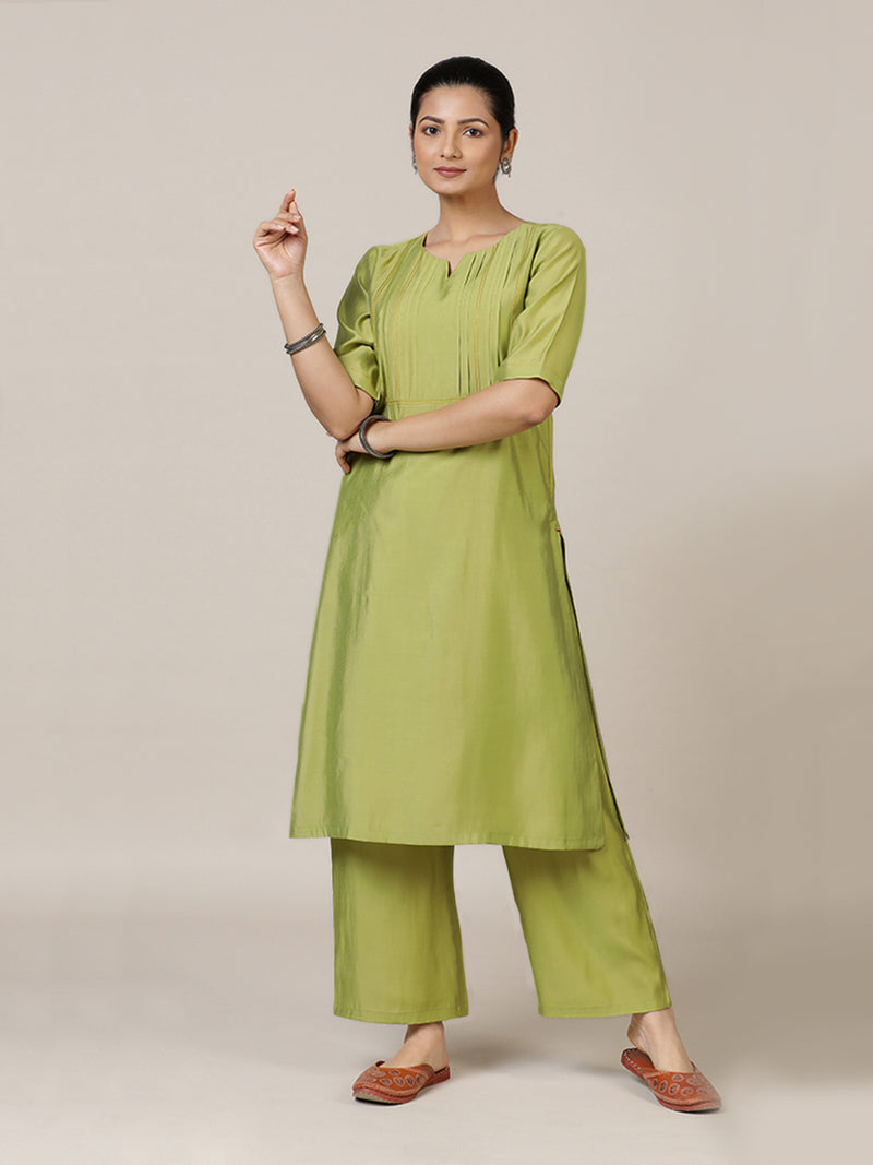 Esha x Rozaana Kurta, in Green Viscose, featuring elbow sleeves and round neck with splitline, made for daily & work (view 8).