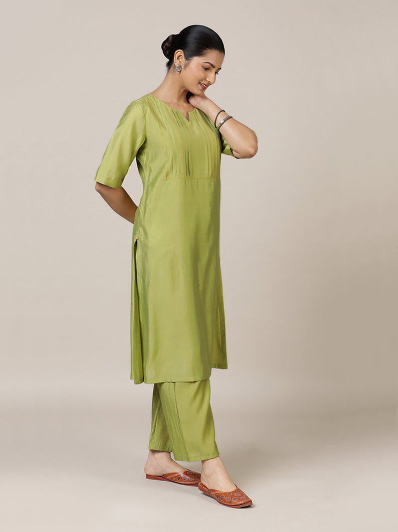Esha x Rozaana Kurta, in Green Viscose, featuring elbow sleeves and round neck with splitline, made for daily & work (view 9).