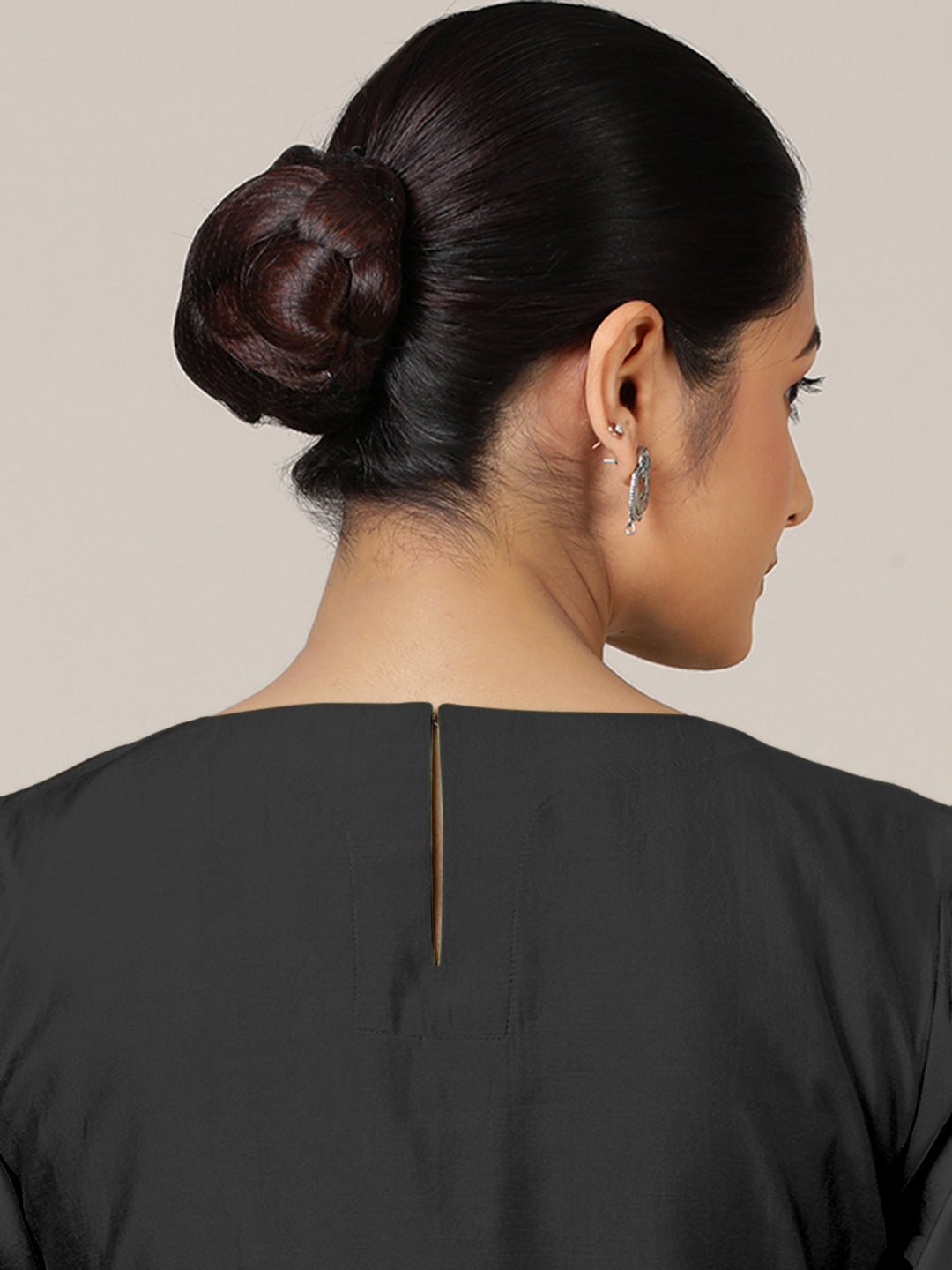 Esha x Rozaana Kurta, in Black Viscose, featuring elbow sleeves and round neck with splitline, made for daily & work (view 5).