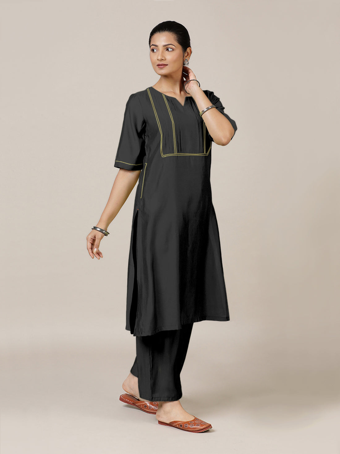 Esha x Rozaana Kurta, in Black Viscose, featuring elbow sleeves and round neck with splitline, made for daily & work (view 8).