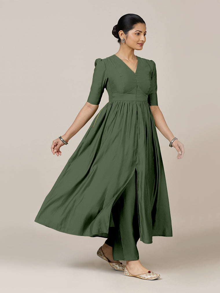 Faiza x Rozaana Kurta, in Green Viscose, featuring elbow sleeves and v-neckline, made for daily & work.