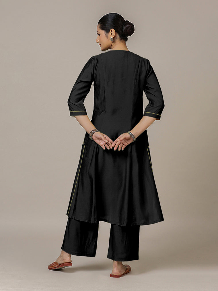 Mahek x Rozaana Kurta, in Black Viscose, featuring three quarter sleeves and v-neckline, made for daily & work (view 2).