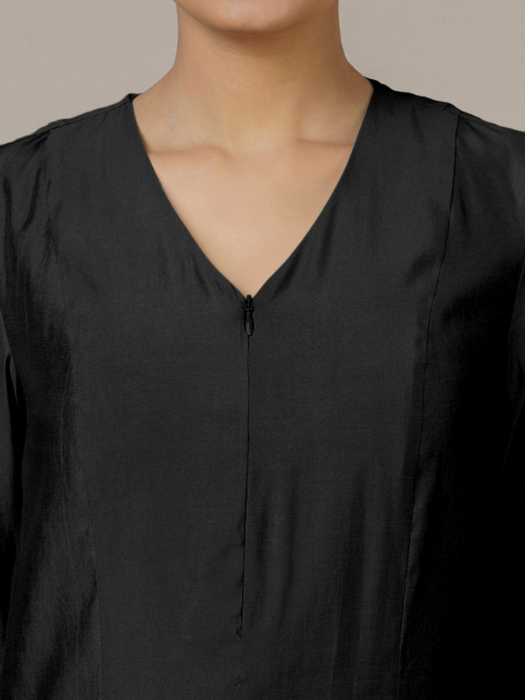 Mahek x Rozaana Kurta, in Black Viscose, featuring three quarter sleeves and v-neckline, made for daily & work (view 3).