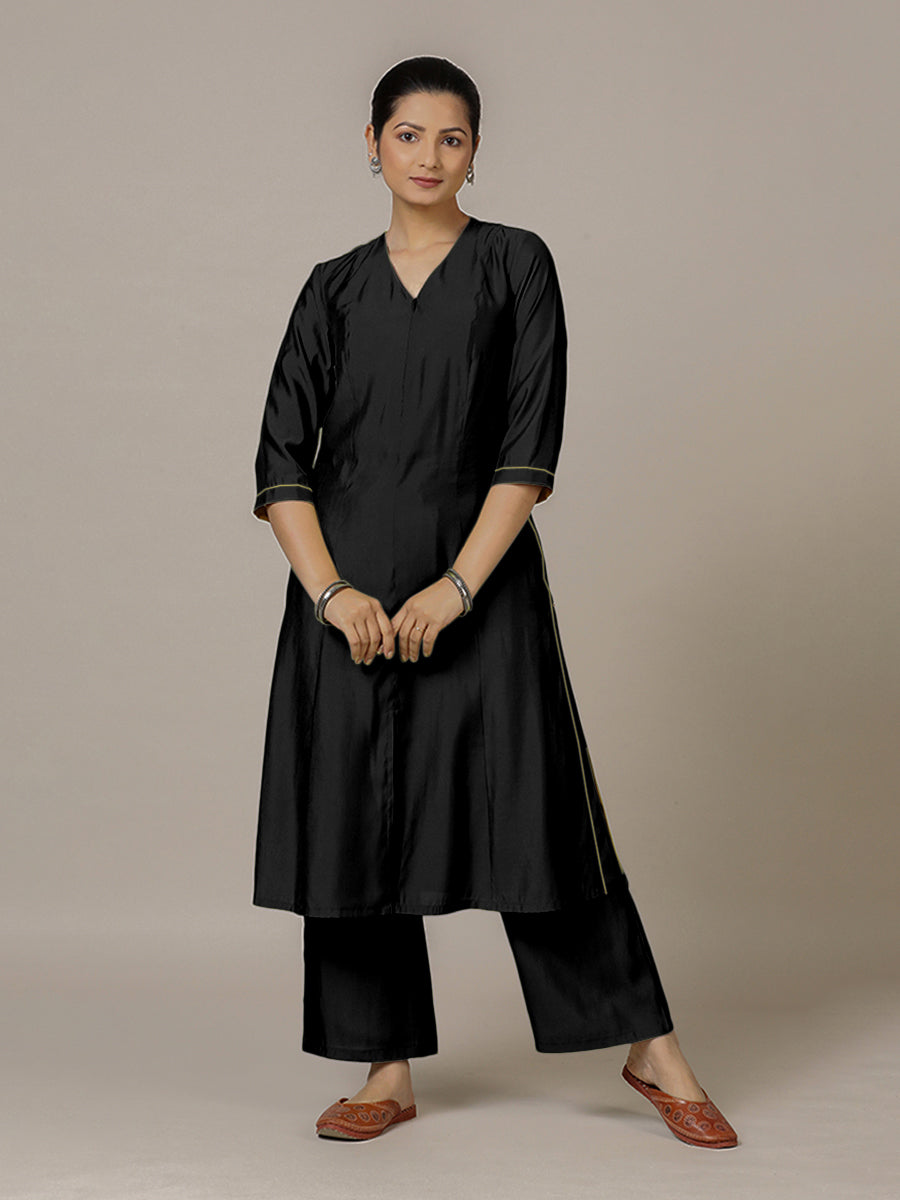 Mahek x Rozaana Kurta, in Black Viscose, featuring three quarter sleeves and v-neckline, made for daily & work (view 8).