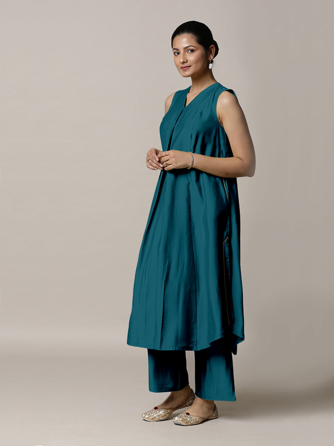 Mirha x Rozaana Kurta, in Green Viscose, featuring sleeveless and v-neckline, made for daily & work.