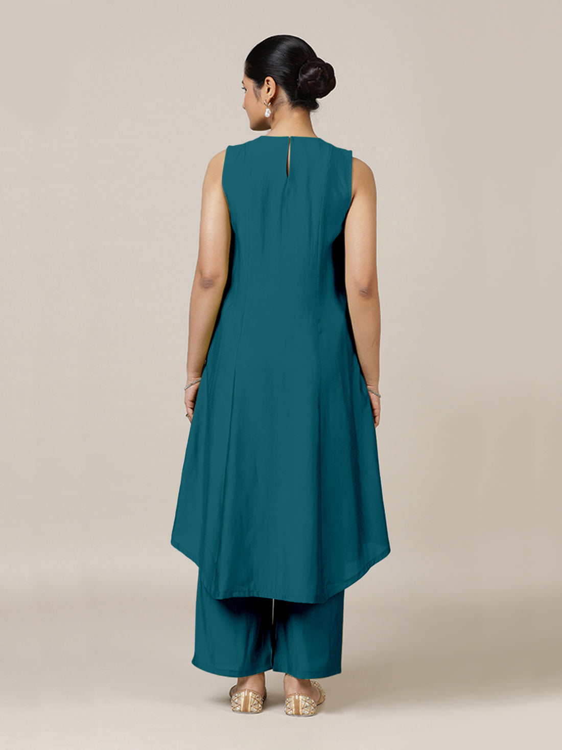 Mirha x Rozaana Kurta, in Green Viscose, featuring sleeveless and v-neckline, made for daily & work (view 2).