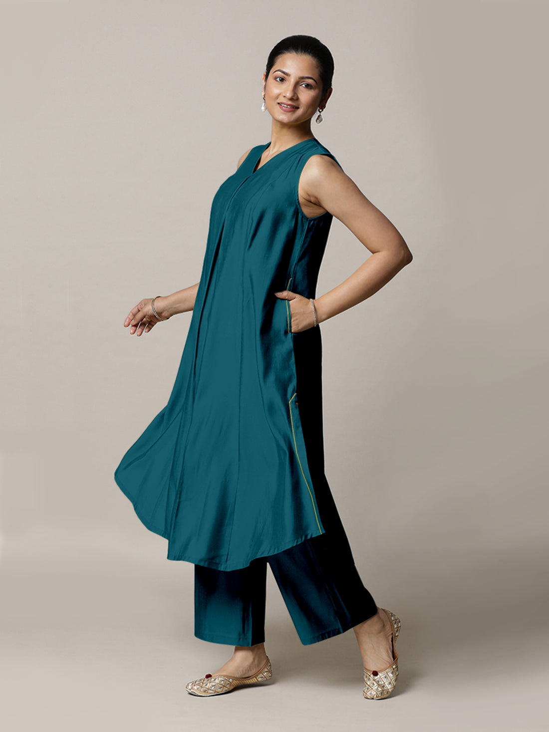 Mirha x Rozaana Kurta, in Green Viscose, featuring sleeveless and v-neckline, made for daily & work (view 6).