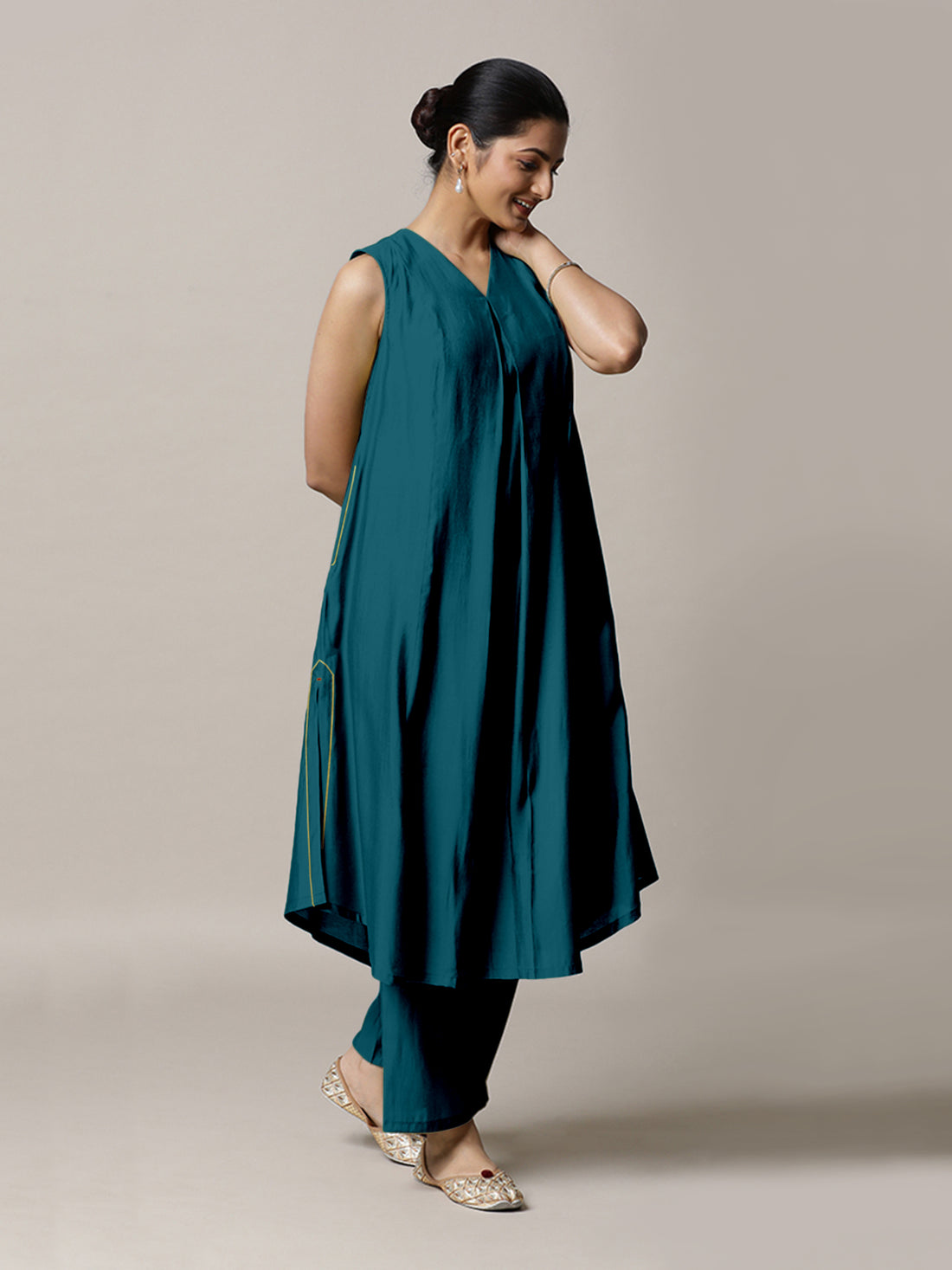 Mirha x Rozaana Kurta, in Green Viscose, featuring sleeveless and v-neckline, made for daily & work (view 8).
