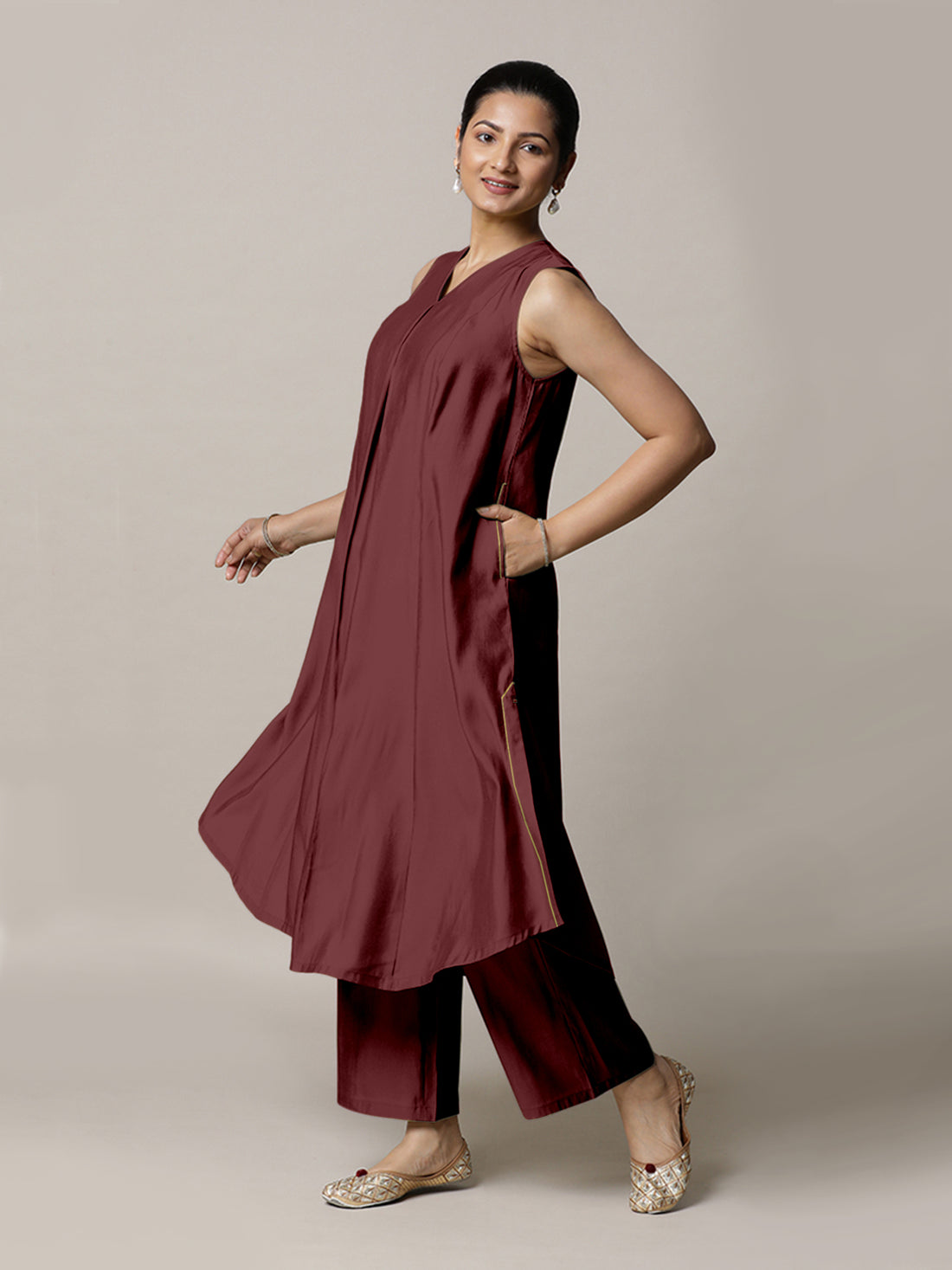 Mirha x Rozaana Kurta, in Maroon Viscose, featuring sleeveless and v-neckline, made for daily & work (view 5).