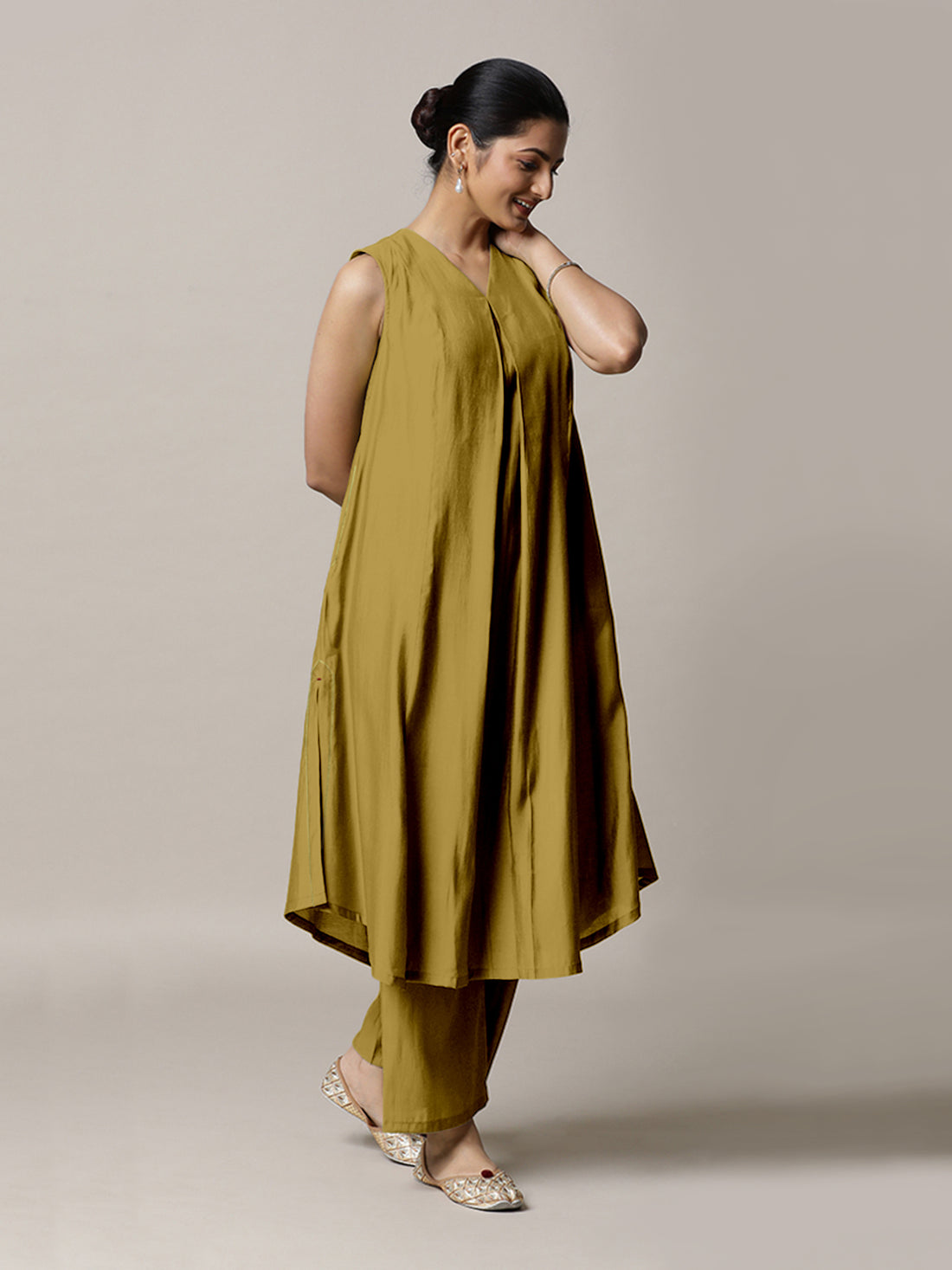 Mirha x Rozaana Kurta, in Yellow Viscose, featuring sleeveless and v-neckline, made for daily & work (view 7).